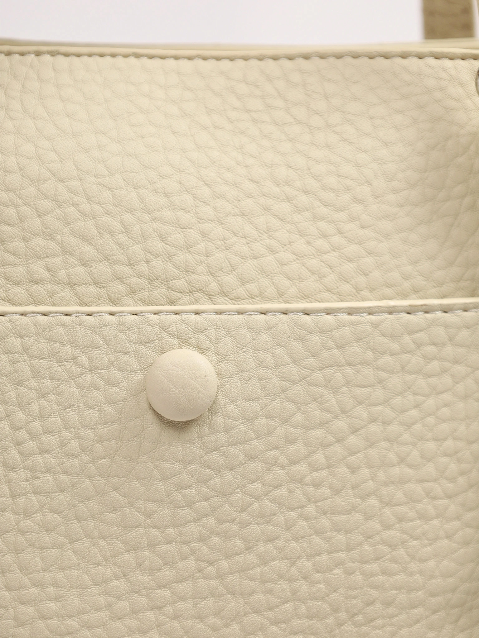 Сумка-тоут с карманом на кнопке и декоративным платком в ассортименте